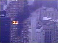 prédio atingido por avião