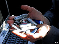 اين ديسک های حافظه در بازاری در شمال کابل به فروش گذاشته شده است