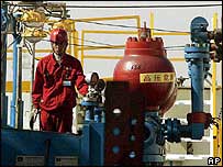 کارگر چينی در حال کار در تاسيسات نفت و گاز