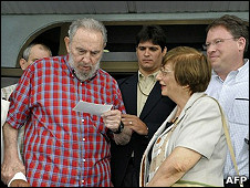 Fidel Castro camina por La Habana