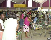 Jamaicanos se preparam para a chegada do furacão Dennis