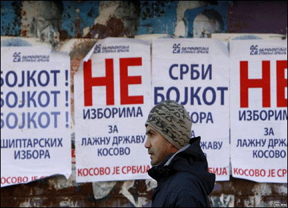 Postera në veriun e Kosovës me shumicë serbe kërkojnë bojkotimin e zgjedhjeve.