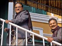 संसद में जाते माओवादी नेता