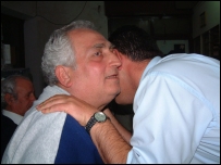 Ahmet Akdal tavlada yendiği rakibini kucaklıyor