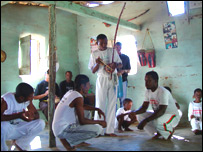 Membros da comunidade participam de treino de capoeira
