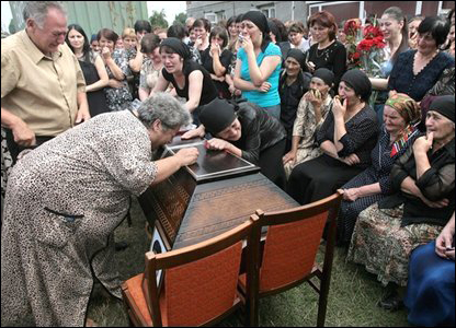 Khóc thương người thân bị thiệt mạng