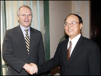 Hai ông Christopher Hill và Lê Văn Bàng