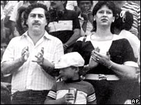 Pablo Escobar, com a mulher e o filho