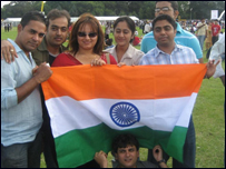 मेले में घूमने आए लोग