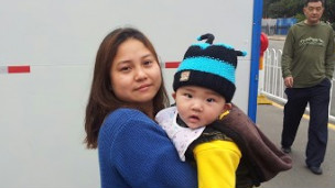 「維權警員」王登朝的妻子和兒子2013年2月（網絡截圖）