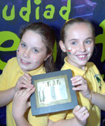 Joanne a Rebbeca o Ysgol Commins Coch, Aberyhstwyth - Tlws Coffa Gwilym Ceidiog Hughes - Cywaith Ail Iaith.