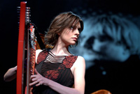 Catrin Finch yn perfformio yng nghyngerdd dathlu 60 Karl Jenkins - mae'n canu ei thelyn binc enwog