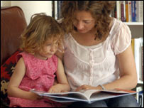 小孩与母亲阅读