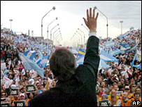 Néstor Kirchner lidera protesto na fronteira