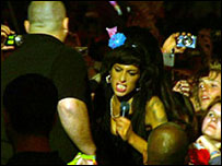 Amy Winehouse em tumulto no final do show