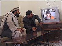  علاقه مندان سريال خشو هم زمانی عروس بود درحال تماشای سريال