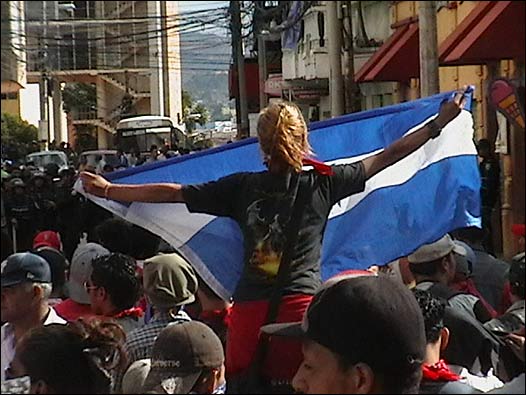 Seguidores de Zelaya marchan en el centro de Tegucigalpa