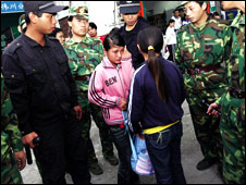 Hai em gái được cảnh sát giải cứu