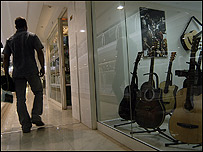 يک گيتار فروشی در کابل