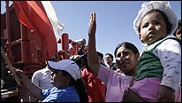 Familiares de los mineros atrapados celebran el jueves 16 la llegada de una de las perforadoras