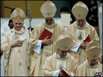 Papa Bento 16 celebra missa em Aparecida