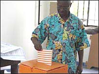Eleitor vota no Congo.