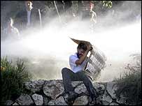 İsrailli eylemciler basınçlı suyla dağıtıldı 