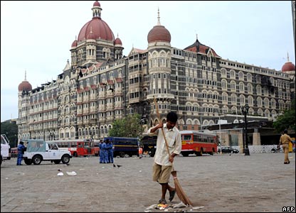 Dọn dẹp bên ngoài khách sạn Taj Mahal