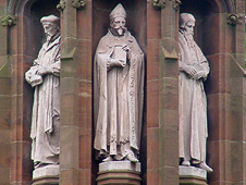 Cerflun o William Salesbury, Richard Davies a William Morgan yn Eglwys Llanelwy