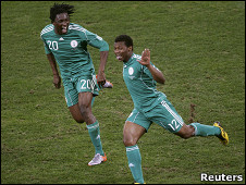 أوتشي(يمين) يحتفل بالهدف الأول