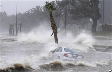 Một chiếc ôtô bị lũ cuốn đi ở Mississippi