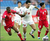 علی دايی در مقابل بازيکنان بحرين