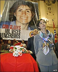 Isabel Allende no velório de Gladys Marín