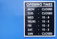 Arwydd amserau agor siop - llun gan Karl