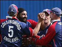 مونٹی پنیسر نے دو وکٹیں حاصل کئیں۔