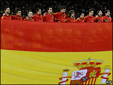El equipo español escucha su himno antes del partido de octavos del Mundial contra Portugal.