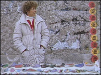 Prodavačka fragmentů Berlínské zdi