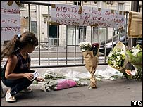 Flores em homenagem às vítimas