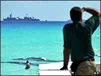 Visitante observa paisagem na costa de Cancún