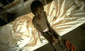 Lee poukazuje na nedostatek školených zdravotníků v chudých zemích