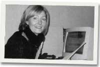 Ceri Tudno yn casglu cyfeiriadau e-bost i Menter Caerdydd