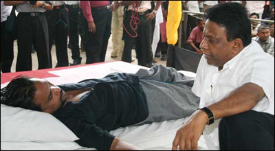 Minister Dullas Alahapperuma visiting NFF leader Minister Wimal Weerawansa on fast against UN panel in July 2010 