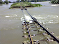 बाढ़ से क्षतिग्रस्त रेल पटरी