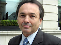 پروفیسر گلس کیپل: مسلمان نوجوانوں کے دل ودماغ جیتنے کی جنگ کہیں اور نہیں انٹرنیٹ پر ہو رہی ہے۔