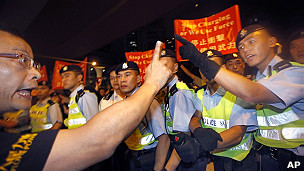 香港中环街头示威者与警员互相指骂(1/7/2011)