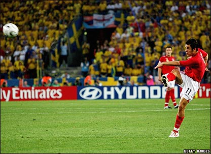 乔·科尔抡脚射门