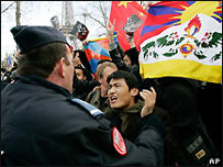 Protestos em Paris durante a passagem da tocha olímpica