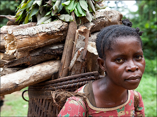 Congoleña cargando leña. Foto: Daniel Beltrá
