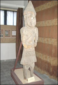 د لرګي مجسمه