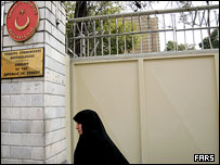 همسر علی رضا عسگری در برابر سفارت ترکیه، عکس از فارس 